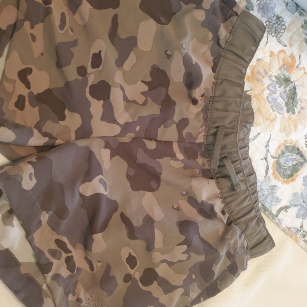 The North Face Short camouflage .  Worn once